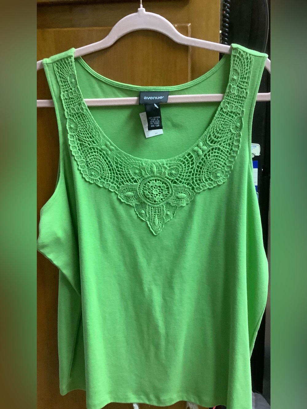 New with tag Avenue 26/28 Lime tank top with Gorgeous Lace detail work. 1X 2X 3X